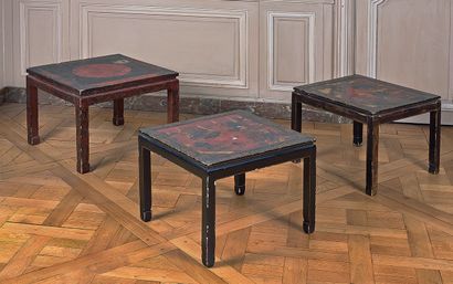 null Lot de trois tables basses, dont une paire, en laque de Chine. XIXe siècle....