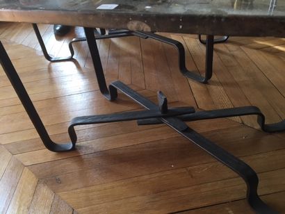 null Deux tables basses en fer forgé, plateau de marbre_x000D_

Haut.: 44 cm x 100...