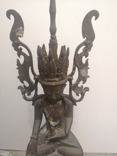 null Grand bouddha en bronze à patine brune assis sur un socle symbolisant un nénuphar...