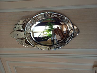 null 
Miroir ovale, Venise




XXème siècle




Haut.: 89 cm




Usures et éclat...