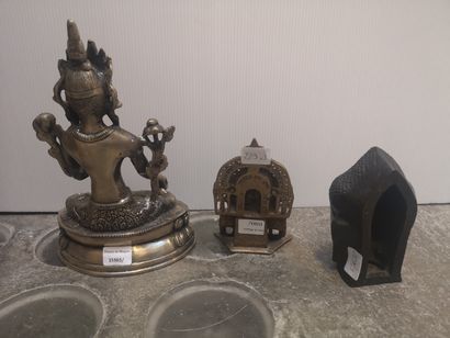 null Lot comprenant : une tête de bouddha en bronze, un bouddha en position du lotus...