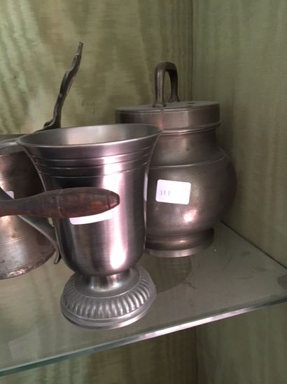 null Lot of pewter including jugs, taste wine, saupoudroir, jug, kettle, 2 dishes_x000D_.

Some...