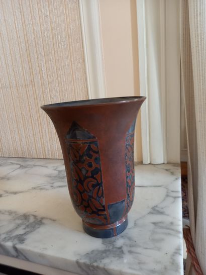 null 
Christofle. Vase tulipe sur piédouche en métal cloisonné à décor architecturé

Haut.:...