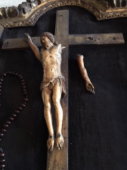 null 
Crucifix encadré 

Haut.: 56 cm - Larg.: 39 cm

Accidents, quelques manques

On...