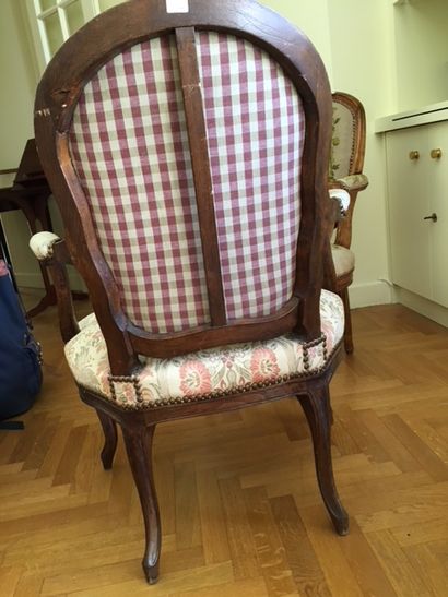 null Deux fauteuils cabriolet d'Epoque Louis XV et Louis XVI_x000D_

Dim.: 91 x 59...
