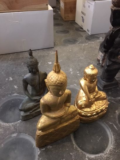 null Lot d'environ 10 bouddhas en bois sculpté, bronze et doré_x000D_

Travail asiatique_x000D_

Accidents,...
