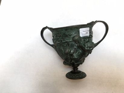 null Petit vase à deux anses en métal dans le gout de l'antique à décor de centaures...