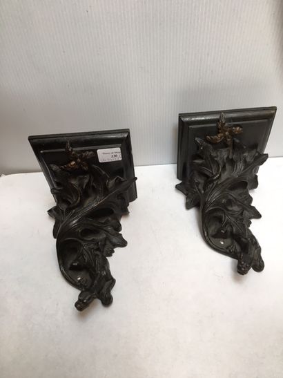 null 
Deux petites consoles d'applique en bronze à décor de chiens




H : 16 cm...