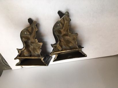 null 
Deux petites consoles d'applique en bronze à décor de chiens




H : 16 cm...