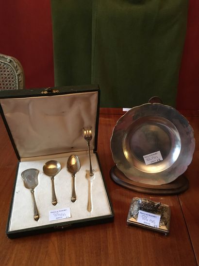 null 
Lot argenterie : assiette chantournée (192 g), 4 couverts à bonbon en vermeil...