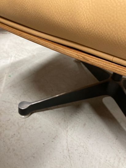 null 
D'après Charles Eames : fauteuil et repose-pieds en bois courbé; édités par...