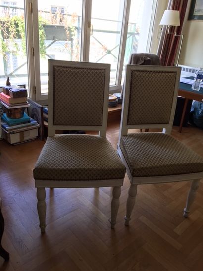 null Pair of lacquered chairs, reticulated legs_x000D_

Size: 91 x 48 x 51 cm_x000D_

Cream-coloured...