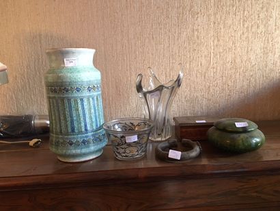 null 
Lot comprenant : vase en cristal, vase en faïence, bracelet dans le style antique,...