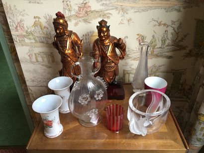 null Lot de verrerie : paire de vases en opaline, carafe, vase, coupe Lalique, deux...