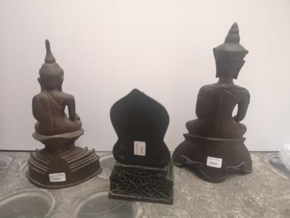 null Trois bouddha assis en bronze à patine brune dans le goût de la Chine_x000D_

H...
