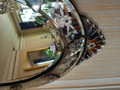 null 
Miroir ovale, Venise




XXème siècle




Haut.: 89 cm




Usures et éclat...