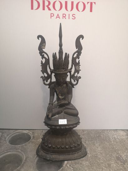 null Grand bouddha en bronze à patine brune assis sur un socle symbolisant un nénuphar...
