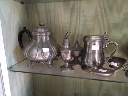 null Lot of pewter including jugs, taste wine, saupoudroir, jug, kettle, 2 dishes_x000D_.

Some...