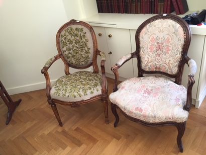 null Deux fauteuils cabriolet d'Epoque Louis XV et Louis XVI_x000D_

Dim.: 91 x 59...