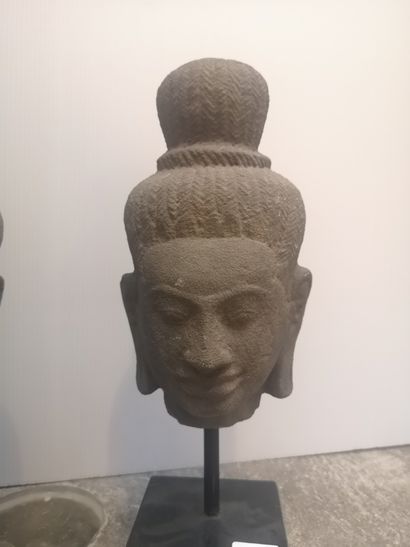 null Deux têtes de bouddha, sculptées en ronde bosse dans le goût des productions...