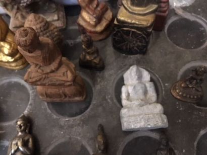 null Lot de 18 groupes sculptés Bouddhas en bois, bronze, terre cuite et divers _x000D_

Accidents._x000D_

lot...
