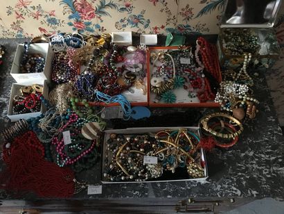null Fort lot de bijoux fantaisies : colliers et divers souvenirs
