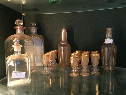 null Lot de verrerie décor réhaut en or : service à liqueur composé de deux carafes...