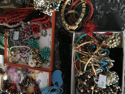null Fort lot de bijoux fantaisies : colliers et divers souvenirs