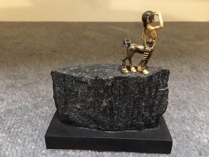 null COALES. Figure de centaure sur un rocher, bronze doré et ardoise, 10 x 9 cm