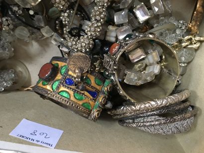 null Lot de bijoux fantaisies en métal, bracelets ornés de cabochons, ou émaillés,...