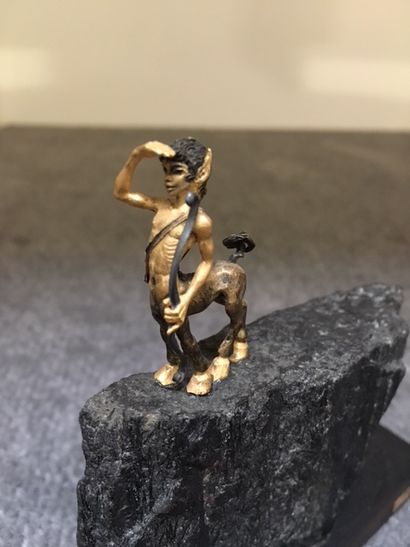 null COALES. Figure de centaure sur un rocher, bronze doré et ardoise, 10 x 9 cm