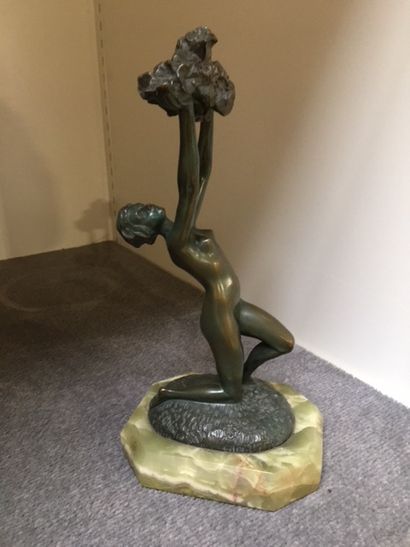 null J.M. MICHEL, Femme au bouquet, bronze à patine verte, socle onyx

H : 30 cm