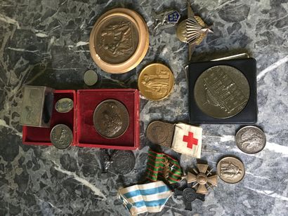 null Lot de médailles, pièces et décorations**(vendu en l'état)