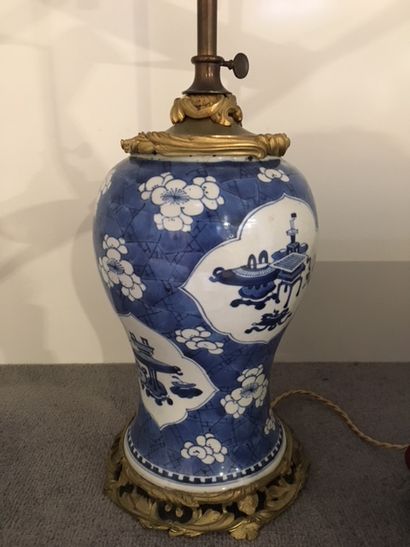 null CHINE. Vase en porcelaine décor dans la palete Imari de personnages et d'un...