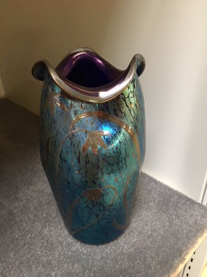 null Dans le goût de LOETZ. Vase en verre, col pincé, décor en argenté sur fond bleu...