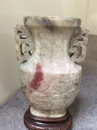 null CHINE. Vase en pierre dure déor antiquisant (H : 11 cm) et coupelle en jadéïte...