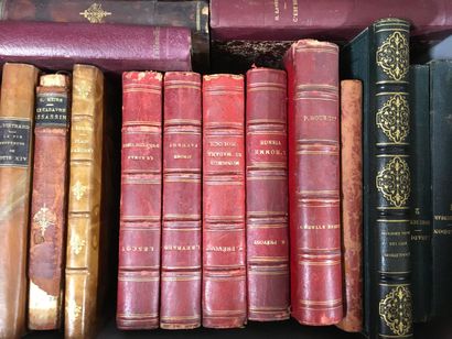 null 
2 manettes de volumes reliés et brochés : Malherbe, Teilhard, Mérimée, Dubois,...