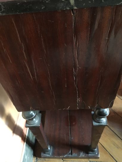 null TABLE DE CHEVET XIXème en acajou et bois laqué noir, ornementation de bronze**ciselé...