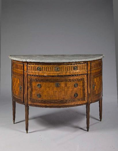 null 
Commode demi-lune en placage, ouvrant par deux tiroirs, décor d'encadrement,...