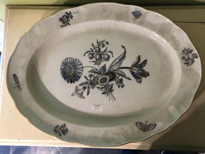 null Grand plat en porcelaine allemande à décor bleu et or de fleurs et d'insectes**L...