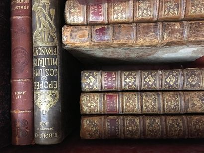 null 
1 caisse de volumes : Jules Verne, Almanach Royal 1847, Costumes militaires,...