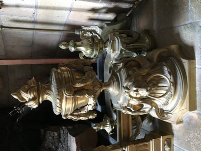 null PAIRE DE CHENETS DE STYLE LOUIS XVI**En bronze ciselé et doré, à décor de vases...