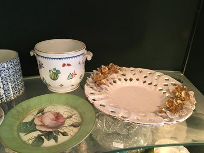 null Manette de porcelaines et céramiques : vases de mariée (4), tasses à fond or,...