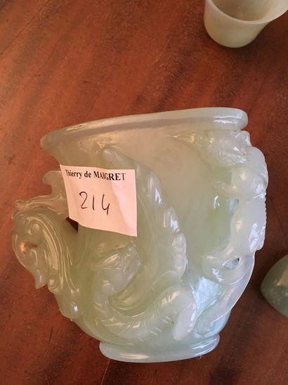 null ASIE. Lot de pierres dures couleur jadeîte : vase sculpté de chimères (h :8...