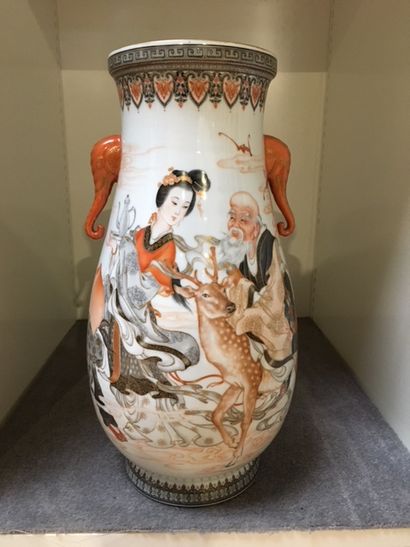 null CHINE. Vase en porcelaine décor dans la palete Imari de personnages et d'un...