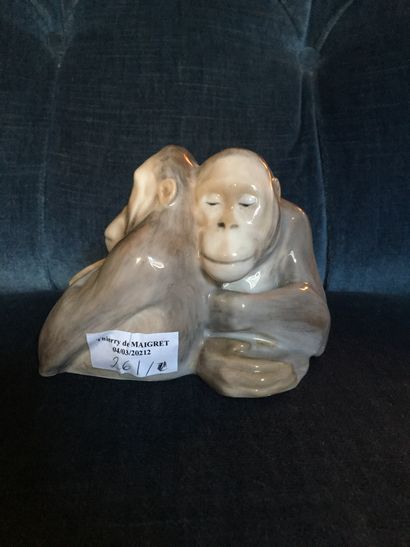 null 
Groupe en porcelaine de Copenhague représentant deux singes enlacés**H : 10...