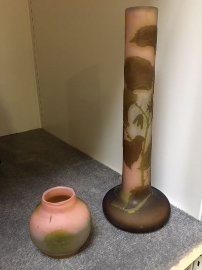 null GALLE. Vase soliflore à fond rose décor de végétaux(H : 34 cm) et vase ovoïde...