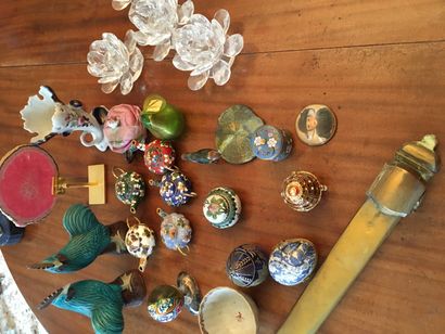 null Lot d'objets de vitrine : théières miniatures émaillées, boîtes oeufs, vase...