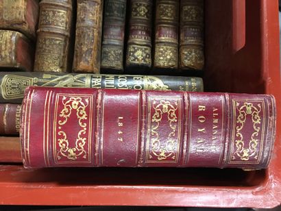 null 
1 caisse de volumes : Jules Verne, Almanach Royal 1847, Costumes militaires,...