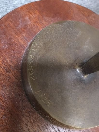 null Y. DARMON, Coupke en lacé, bronze, 8/25, n° socle en bois, H : 30 cm